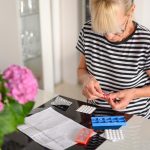 Starsza kobieta pisząca w notatniku