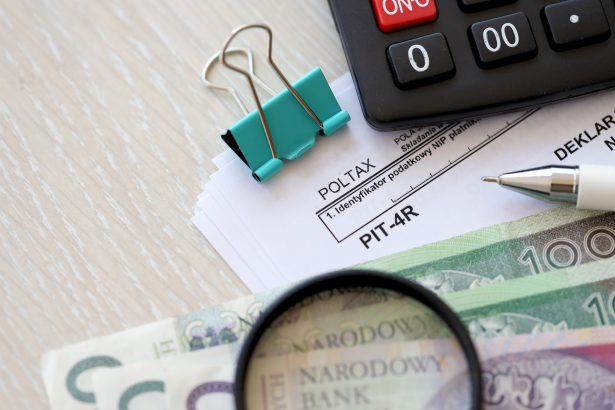 Roczna deklaracja zaliczek podatku dochodowego formularz pitr na stole księgowym z piórem i polskimi złoty