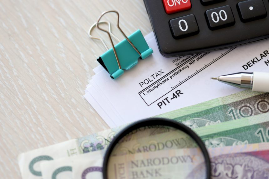 Roczna deklaracja zaliczek podatku dochodowego formularz pitr na stole księgowym z piórem i polskimi złoty