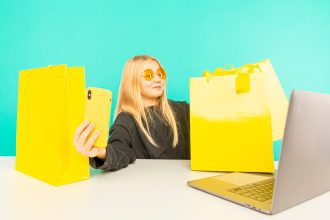 Blogerka piękna. Blond nastolatka pozuje do kamery i robi vloga.