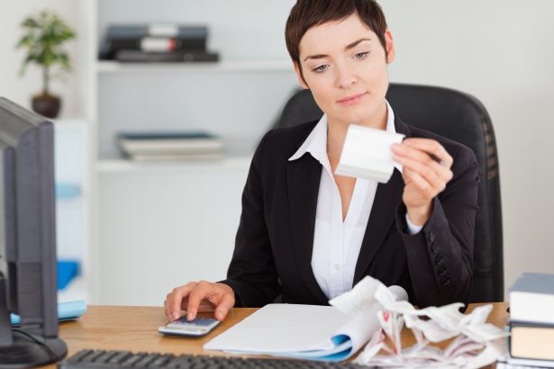 Fachowy urzędnik robi księgowości