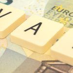 Transparent Europejski zwrot podatku VAT i dochód, słowo VAT lub tekst i tło banknotów euro pieniądze. Fotografia biznesowa finansowo-gospodarcza