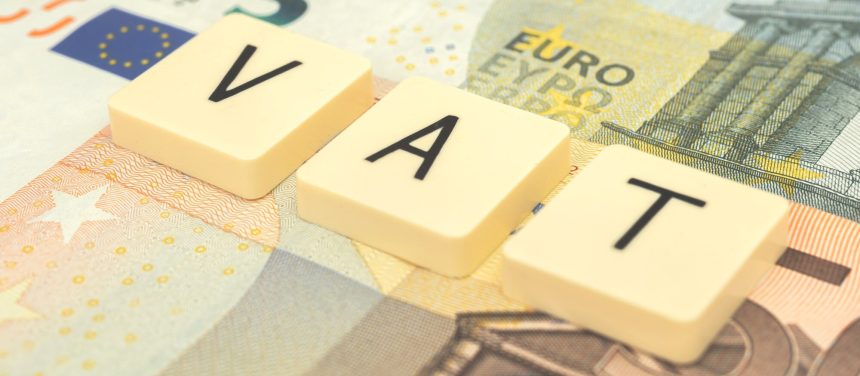 Transparent Europejski zwrot podatku VAT i dochód, słowo VAT lub tekst i tło banknotów euro pieniądze. Fotografia biznesowa finansowo-gospodarcza