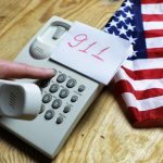 Telefon domowy na drewnianym tle koncepcji 911 awaryjnego