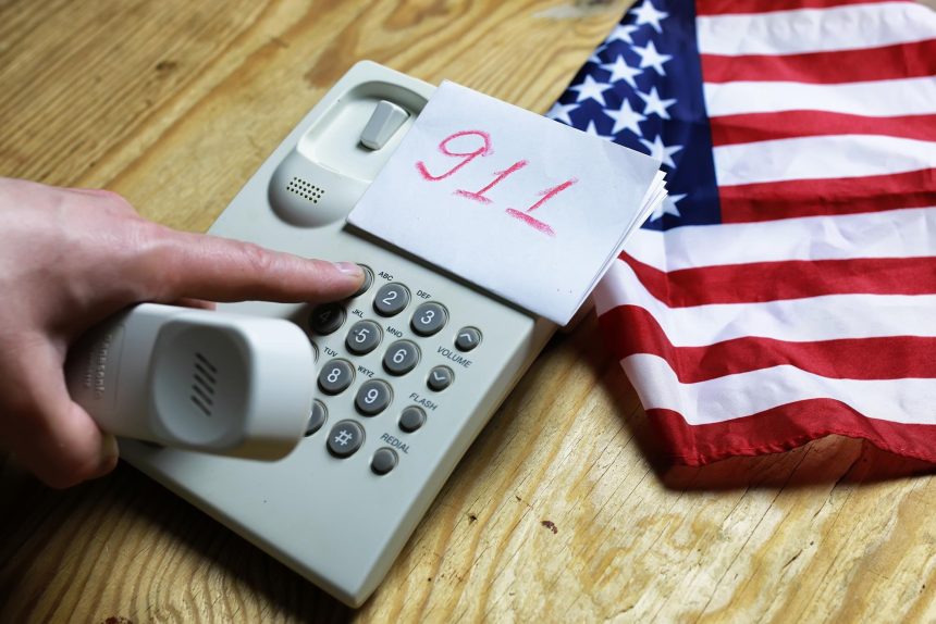 Telefon domowy na drewnianym tle koncepcji 911 awaryjnego