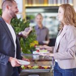 Biznesmen i bizneswoman o owocach z baru sałatkowego