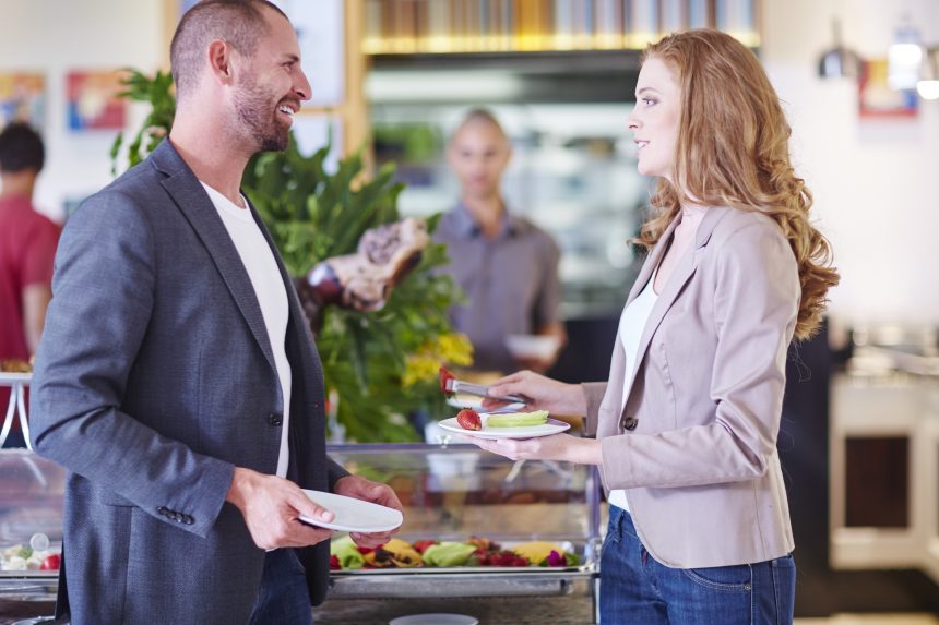 Biznesmen i bizneswoman o owocach z baru sałatkowego