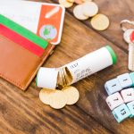 Przerwane opakowanie monet euro w pobliżu bloków matematyki i klucza