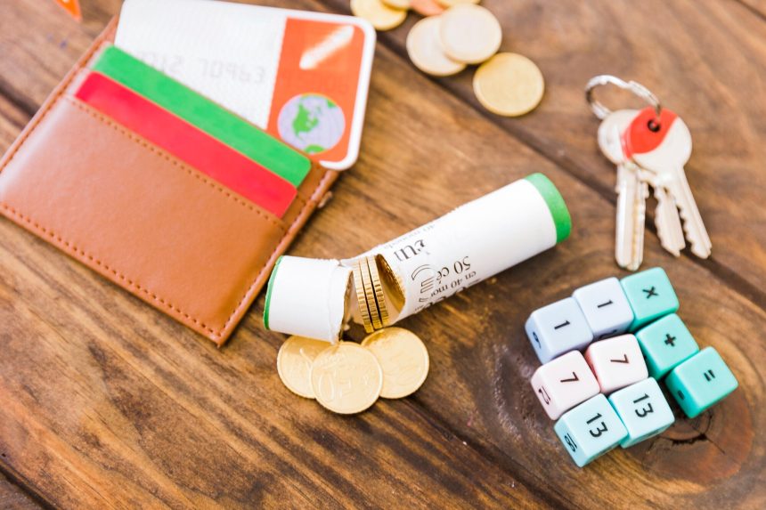 Przerwane opakowanie monet euro w pobliżu bloków matematyki i klucza