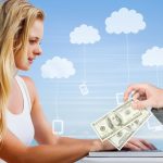 Złożony obraz ładnej blondynki używającej swojego laptopa na plaży z ręką trzymającą pieniądze