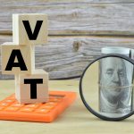 Drewniane klocki napisane tekstem VAT oznacza podatek od wartości dodanej