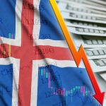 Flaga Islandii i wykres spadającej pozycji dolara amerykańskiego z wentylatorem banknotów dolarowych