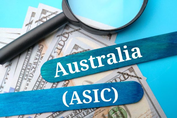 Banknoty, szkło powiększające i kolorowe patyczki do lodów z napisem Australia (ASIC). Koncepcja handlowa.