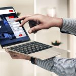 Strona internetowa rezerwacji lotów zapewnia modny system rezerwacji Koncepcja technologii podróży
