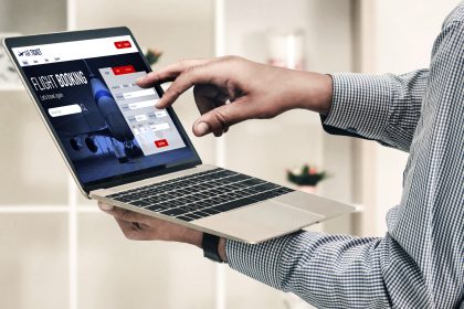 Strona internetowa rezerwacji lotów zapewnia modny system rezerwacji Koncepcja technologii podróży