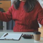 Startup MŚP mała firma przedsiębiorca niezależny Azjatka używa laptopa z pudełkiem Wesoły sukces Azjatycka kobieta podnosi rękę do góry opakowanie marketingu internetowego i dostawę Koncepcja pomysłu MŚP