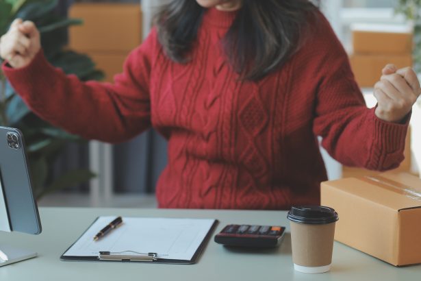 Startup MŚP mała firma przedsiębiorca niezależny Azjatka używa laptopa z pudełkiem Wesoły sukces Azjatycka kobieta podnosi rękę do góry opakowanie marketingu internetowego i dostawę Koncepcja pomysłu MŚP