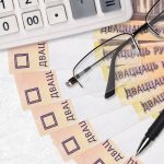 20 rubli białoruskich wachlarz i kalkulator, okulary i długopis.