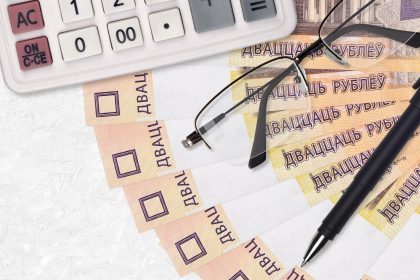 20 rubli białoruskich wachlarz i kalkulator, okulary i długopis.