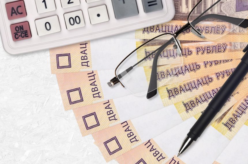 20 rubli białoruskich wachlarz i kalkulator, okulary i długopis.